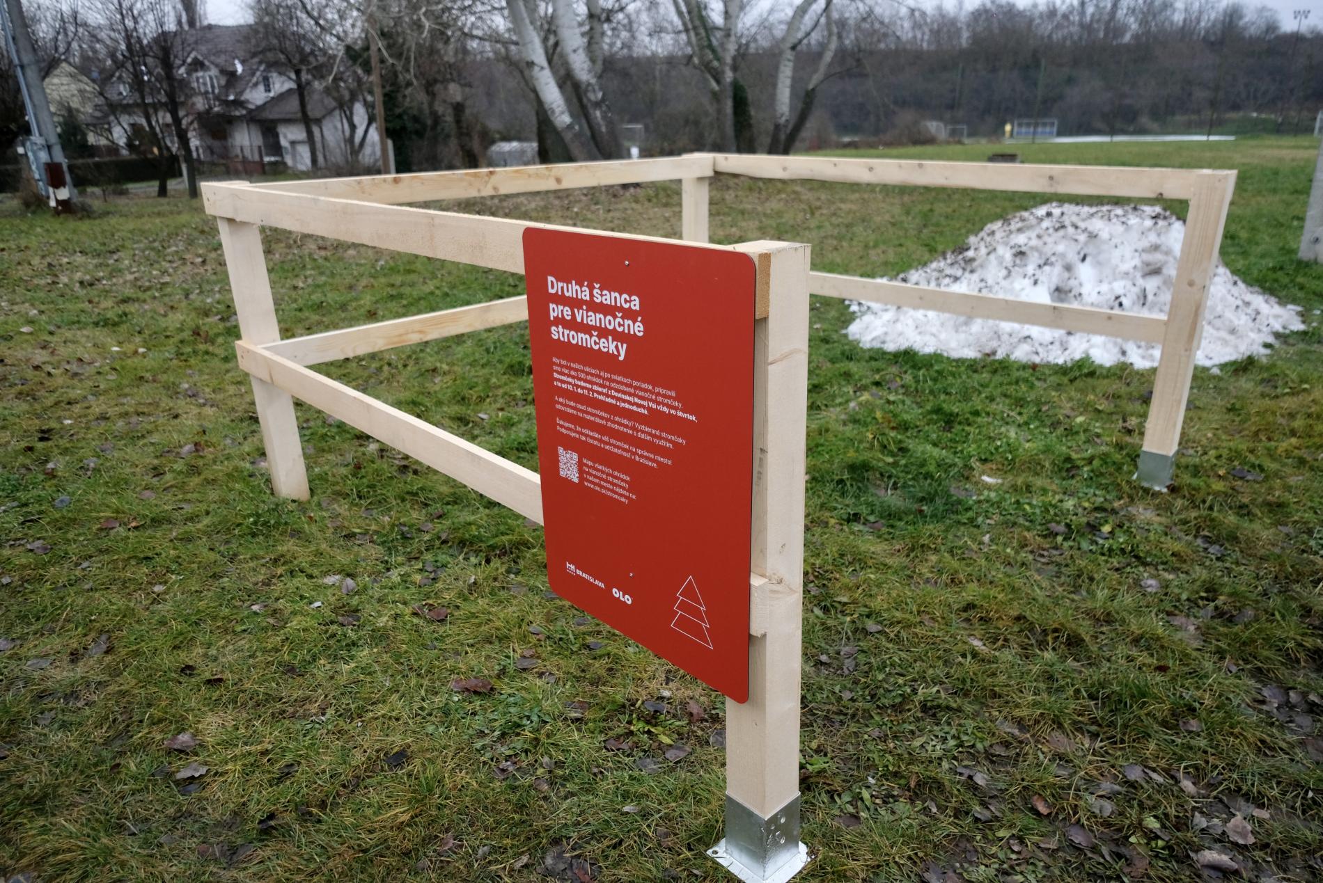 Vianočné stromčeky sa budú zbierať z drevených ohrádok
