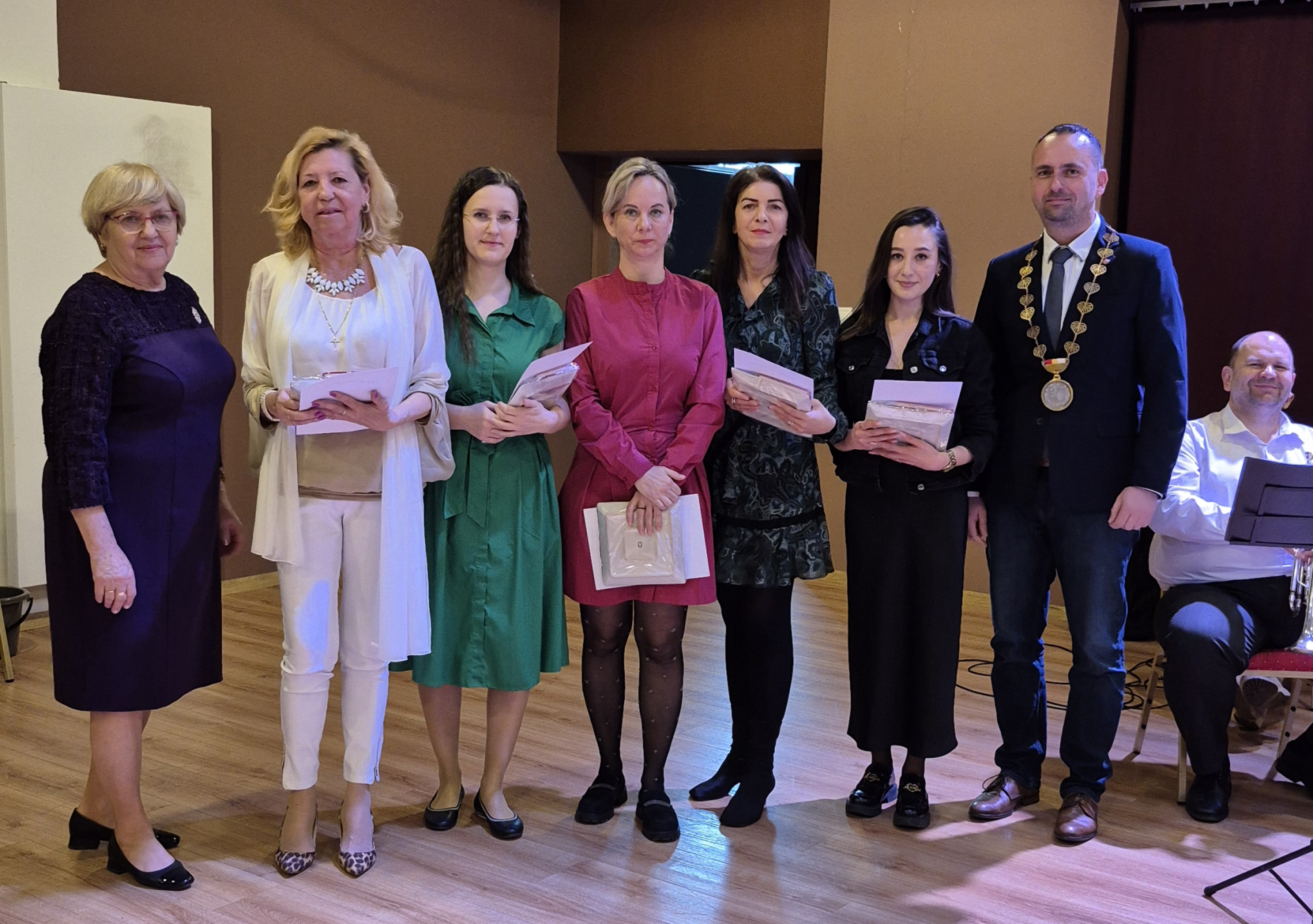 Pri príležitosti Dňa učiteľov vo Vajnoroch ocenili pedagógov