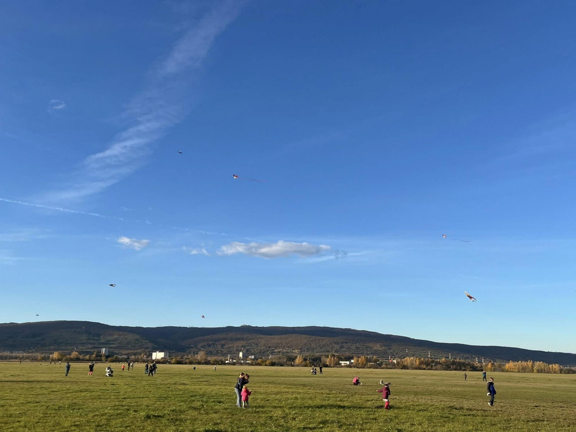 Nebo nad Vajnorami sa zaplnilo šarkanmi