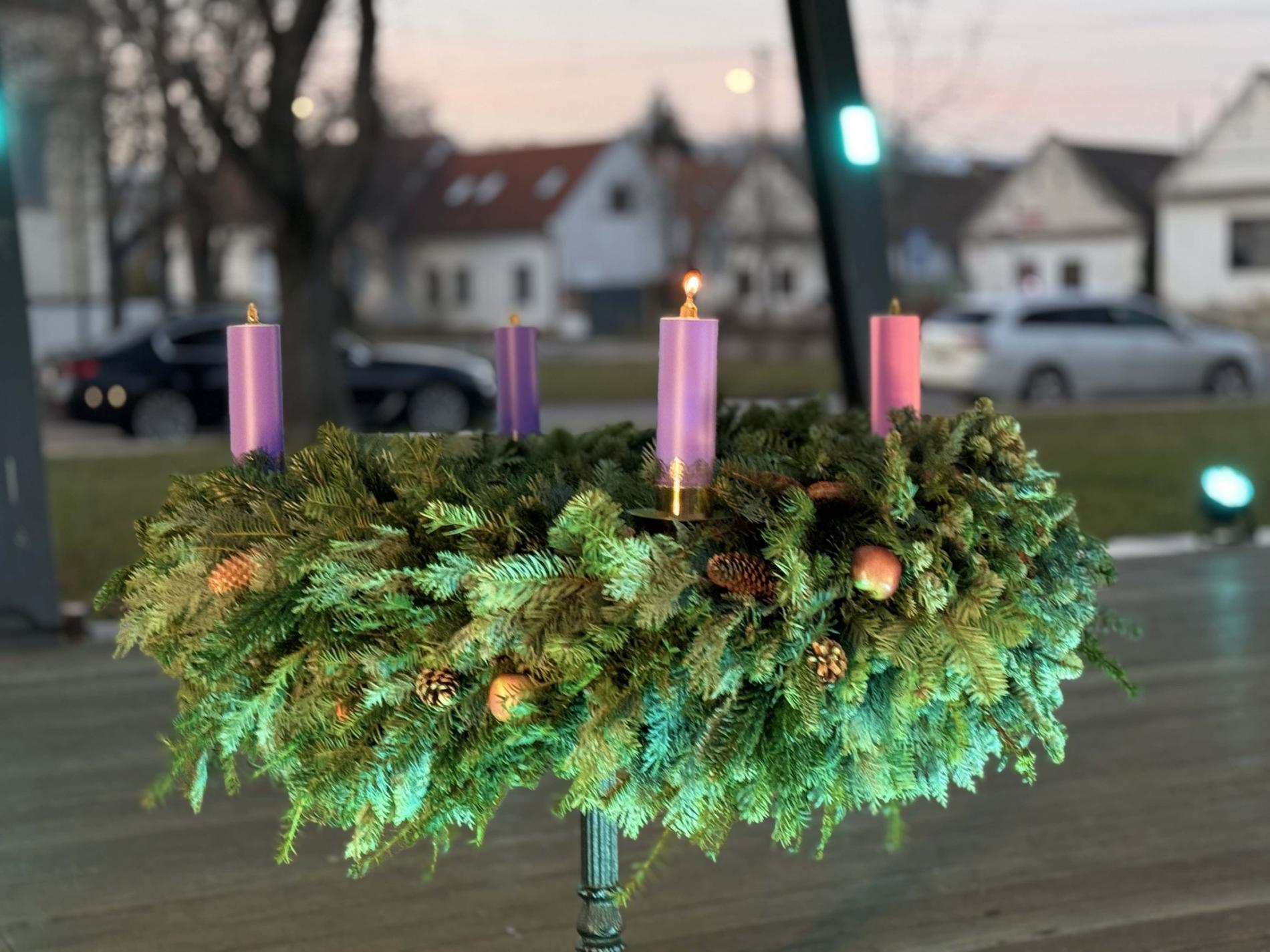 Vajnory rozsvietili prvú adventnú sviečku v Parku pod lipami