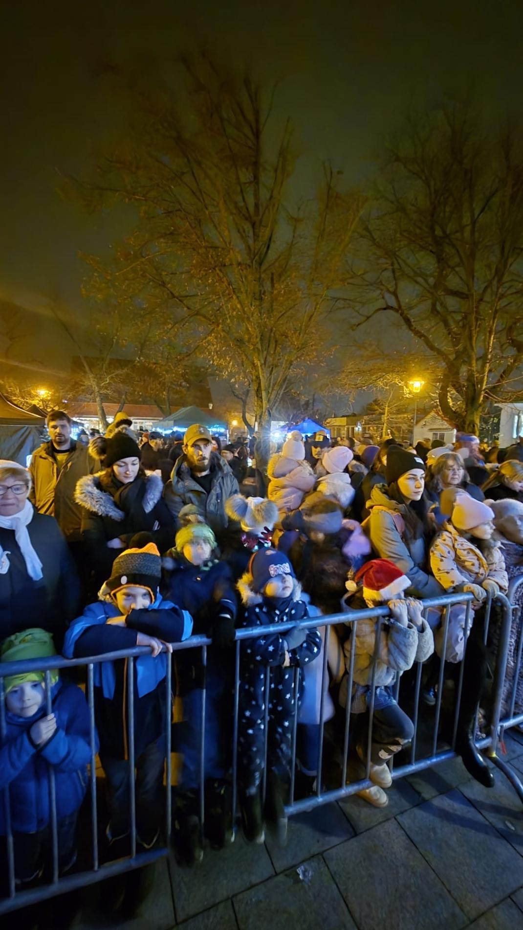 Mikuláš vo Vajnoroch rozžiaril detský úsmev aj Vianočný stromček