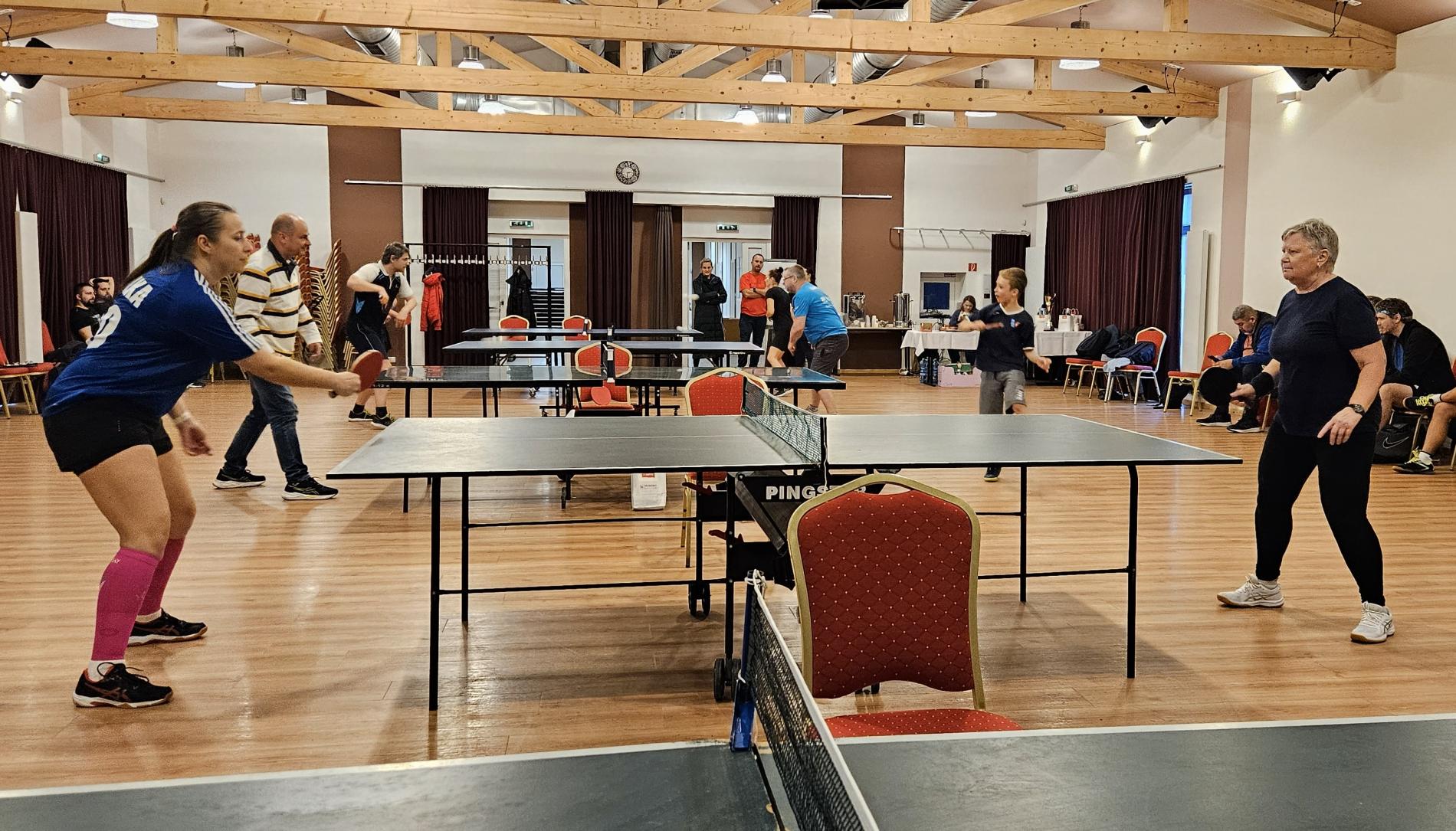 Vianočný stolnotenisový turnaj opäť prilákal množstvo hráčov